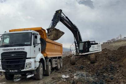 Yüksekova’da heyelan nedeniyle tek şeridi 19 gündür kapalı olan yol temizleniyor