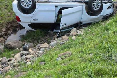 Elazığ’da otomobil şarampole devrildi: 3 yaralı