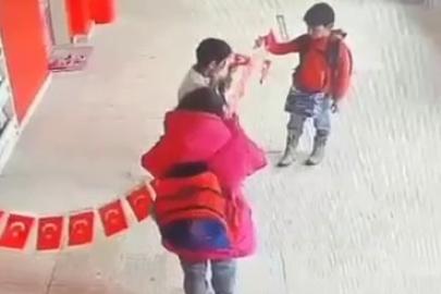Erzurum’dan yürekleri ısıtan görüntüler: Minikler yere düşen bayrağı asmak için seferber oldular