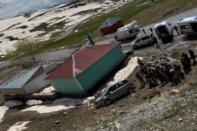 Hakkari’de şarampole yuvarlanan araçta 4 kişi yaralandı