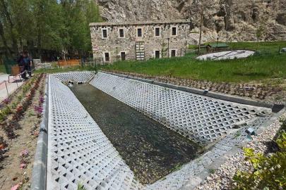 Van’da görsel şölen: İnci kefalleri tarihi Horhor Camii’ne konuk oldu