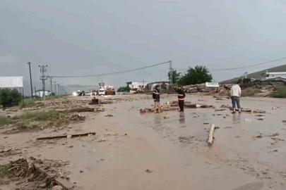 Elazığ-Tunceli yolu sel nedeniyle ulaşıma kapandı