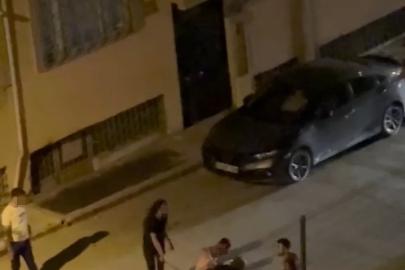 Elazığ’da iki kadın ile bir şahsın sokak ortasındaki kavgası kamerada