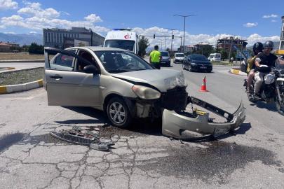 Erzincan’da iki otomobil çarpıştı: Araçlar hurdaya döndü