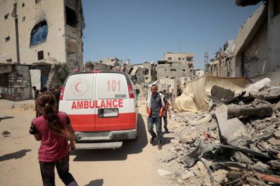 Gazze'de sağlık ekipleri hedefte: İşgalciler ambulans görevlilerini esir aldı