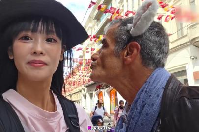 İstiklal Caddesi'ndeki taciz anbean yansıdı. Yaşlı adam Japon yayıncıyı taciz etti