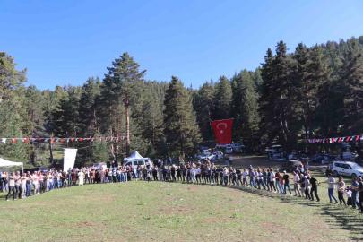 Karnavas Dut Pekmezi Festivali’nde çocuklar parmakla pekmez yemek için yarıştı