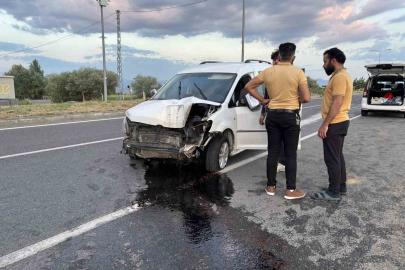 Lastiği patlayan araç refüjdeki direği devirdi: 1 yaralı