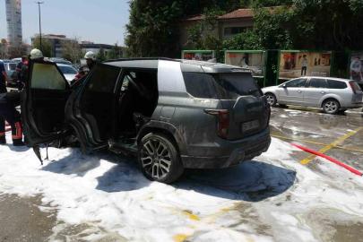 Park halindeki araç yangında kullanılmaz hale geldi
