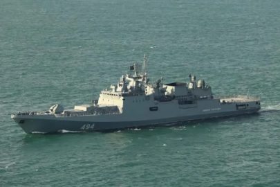 Rus savaş gemisi İngiltere bandıralı yata ateş açtı