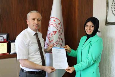 Ağrı Milli Eğitim Müdürü Kökrek, Scientix Elçisi Özmüş’ü tebrik etti