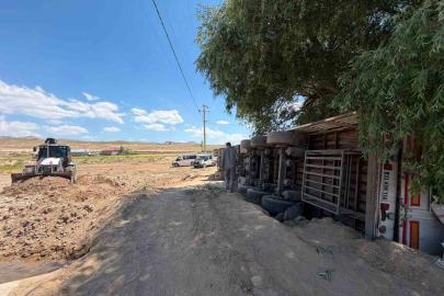 Başkale’de saman yüklü tır devrildi