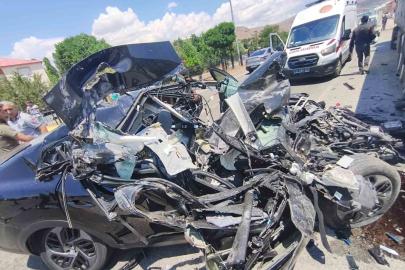 Bingöl’de tıra çarpan otomobil hurdaya döndü: 1 yaralı