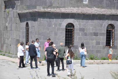 Ermenistanlı gazeteciler Kars’ı Keşfetti: Türkiye-Ermenistan medya değişim programı kapsamında tarih ve kültür turu