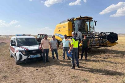 Kars’ta biçerdöver ve traktör sürücülerine kapsamlı trafik eğitimi verildi