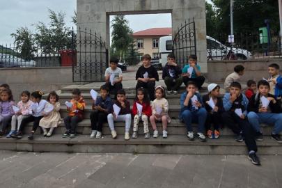 Posof’ta yaz Kur’an Kursu öğrencilerine serinleten ikram