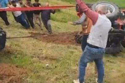 Sarıkamış’ta devrilen traktör için köylüler seferber oldu