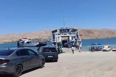 Yakıtı biten feribot çalışmalar sonucu iskeleye yanaştırıldı: Araçlar ve vatandaşlar tahliye edildi