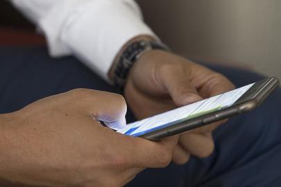 Akıllı telefonlar bizi dinliyor mu? Uygulama yüklerken buna dikkat