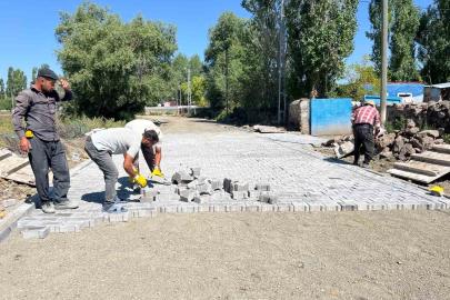 Akyaka’da köy yollarının kilit parke taş yapımı sürüyor