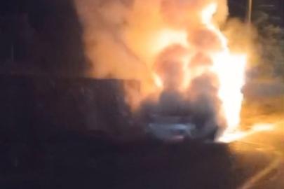 Alev topuna dönen otomobil, itfaiye tarafından söndürüldü