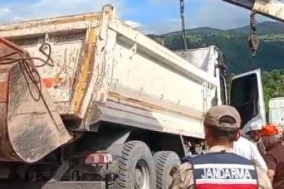 Asfalt yüklü kamyon devrildi: Ardahan-Posof karayolunu kısa süreliğine ulaşıma kapatıldı