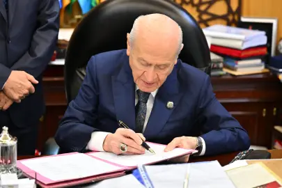 Bahçeli 'Terörsüz Türkiye' için hazırlanan çerçeve yasaya imza attı