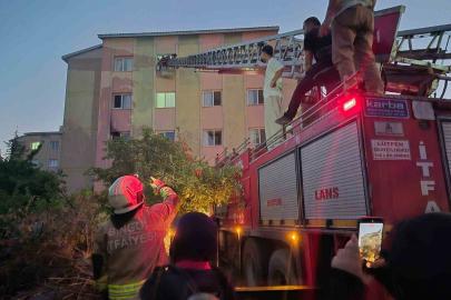 Bingöl’de 16 dairelik bina alevlere teslim oldu: Mahsur kalanları itfaiye merdivenle kurtardı