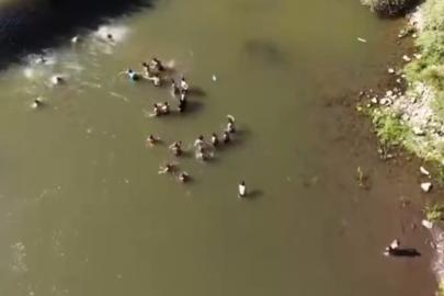 Bingöl’de suda kaybolan kişiyi vatandaşların kurtarma mücadelesi dronla görüntülendi