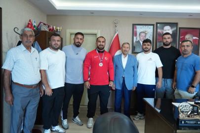 Darende Belediye Başkanı Bozkurt’tan şampiyon Feyzullah Aktürk’e tebrik