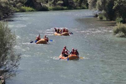 Erzurum’da rafting yarışları nefes kesti: Alabora olan botlar kıyasıya yarıştı