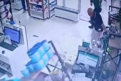 Fırtınada camları patlayan eczanedeki panik anları kameraya yansıdı