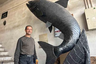 İranlı sanatçı atık metalden inci kefali tasarladı