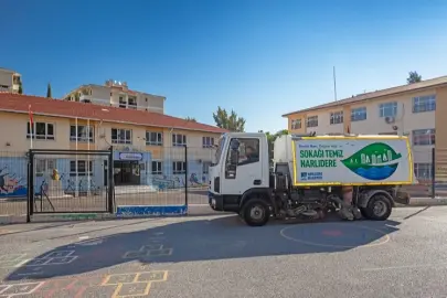 İzmir Narlıdere'de okul bahçelerine temizlik