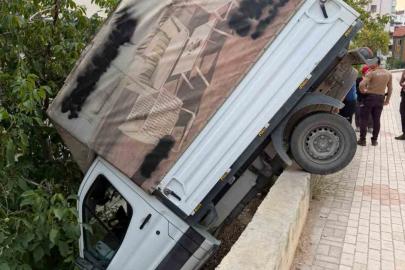 Kamyonet bahçeye uçtu: 1 yaralı