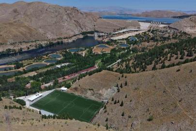 Keban Baraj Gölü manzaralı dağ dibindeki stat dronla görüntülendi