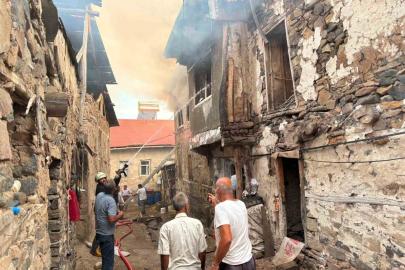 Kemaliye Kışlacık köyünde yangın: 8 ev zarar gördü