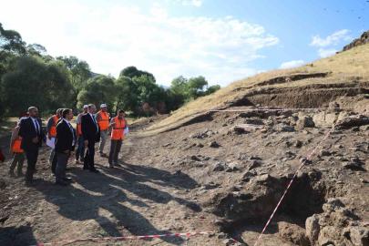 Rektör Hacımüftüoğlu, Parmaksız Kale höyük kazı alanında incelemelerde bulundu