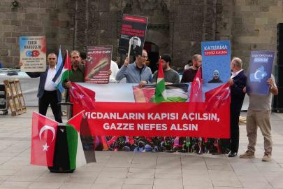 Sağlık çalışanları Gazze için yürüdü