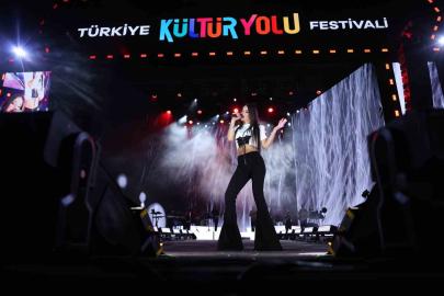 Simge, Malatya’da sevilen şarkılarıyla sahne aldı
