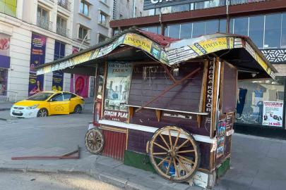 Tarihi büfe otobüs çarpmasıyla hasar gördü
