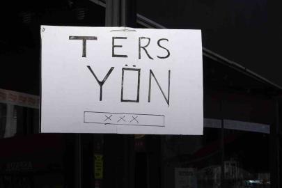 Ters yöne giren araçlar bıktırdı, esnaf kendi çözümünü buldu