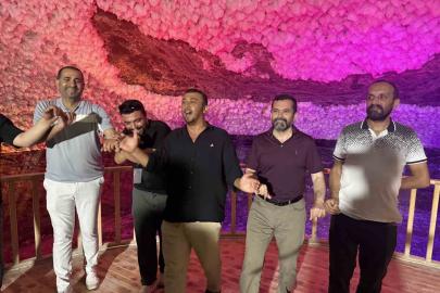 TİGAD çalıştayına katılan gazeteciler Tuzluca Tuz Mağarası’nda halay çekti