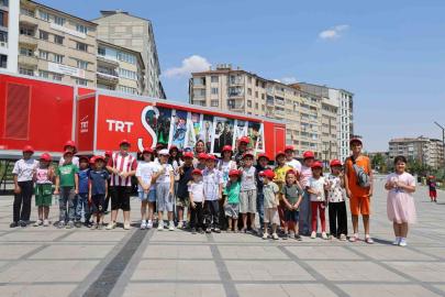 TRT Sinema Tırı Elazığlı çocuklara sinema keyfi yaşattı