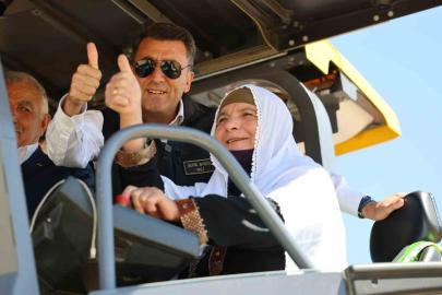 Vali Aygöl, Çemişgezek’te ilk sıcak asfalt serimini Ayşe teyze ile başlattı
