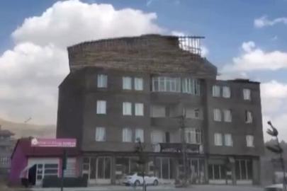 Yüksekova’da ani fırtına bir binanın çatısını uçurdu