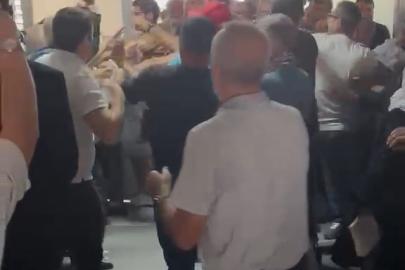 Adliye içerisinde taraflar birbirine girdi: Tekmeli yumruklu kavga kameraya yansıdı