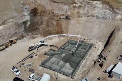 Ağrı’da 2 bin 300 rakımlı köyde afet riski eğitime engel olmadı, tepe yontularak okul alanı açıldı