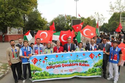 Ağrı’da bin öğrenci Gazze için yürüdü, uçurtmalarını gökyüzüne bıraktı