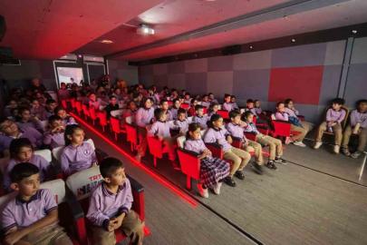Ahlatlı çocuklar TRT sinema tırıyla sinema heyecanı yaşadı